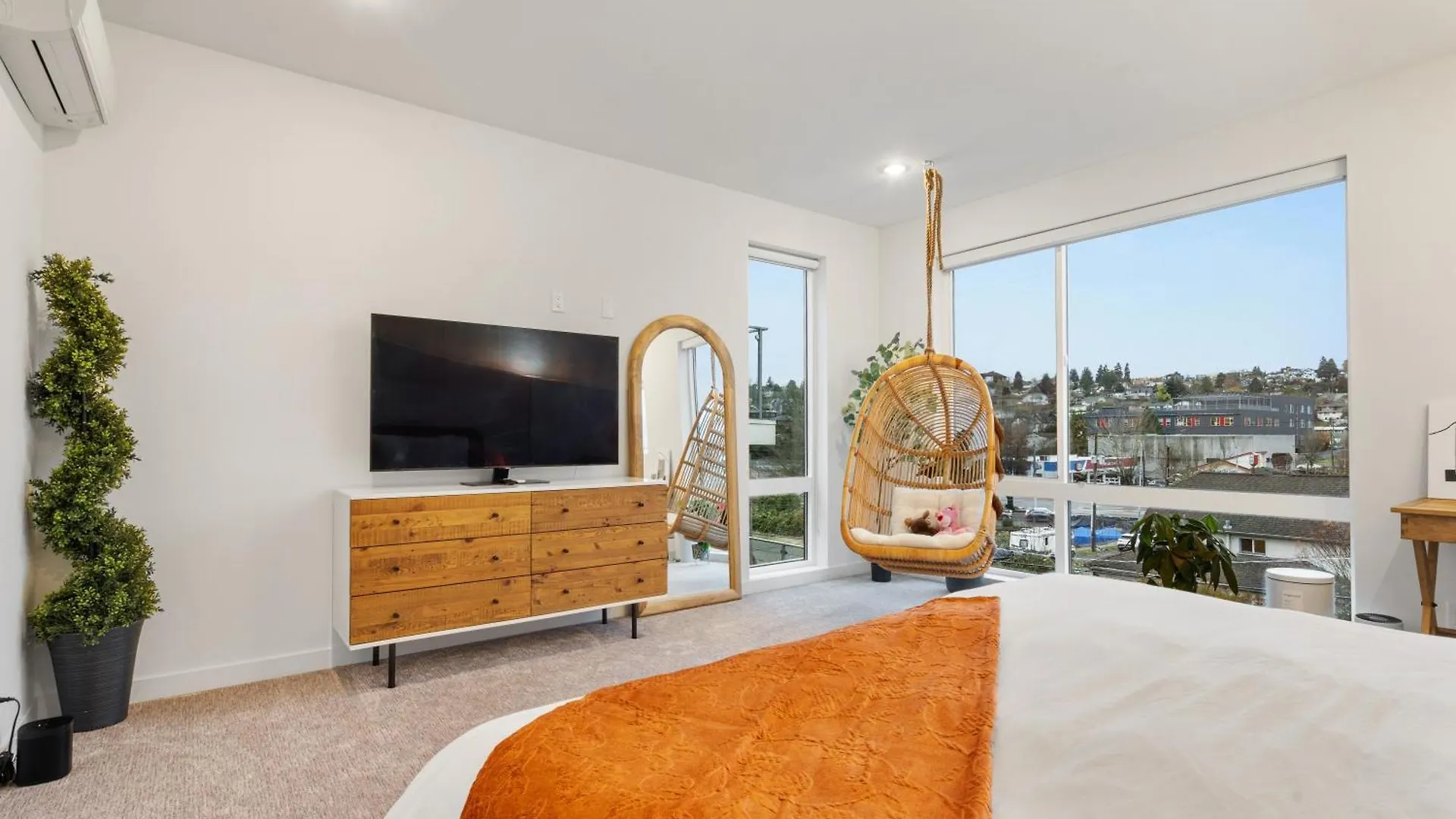 Luxe Central Home With Views & Rooftop Seattle